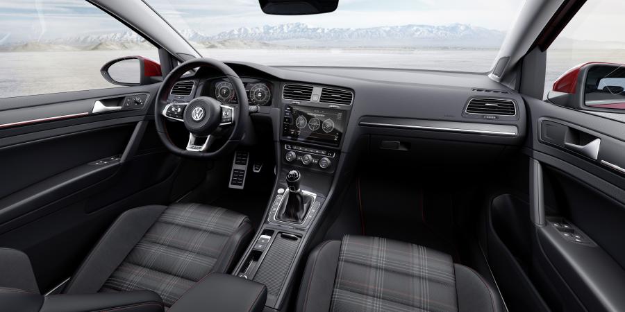 Интерьер Volkswagen Golf GTI 3-Door 2017 года  (UK) (фото 2 из 33)